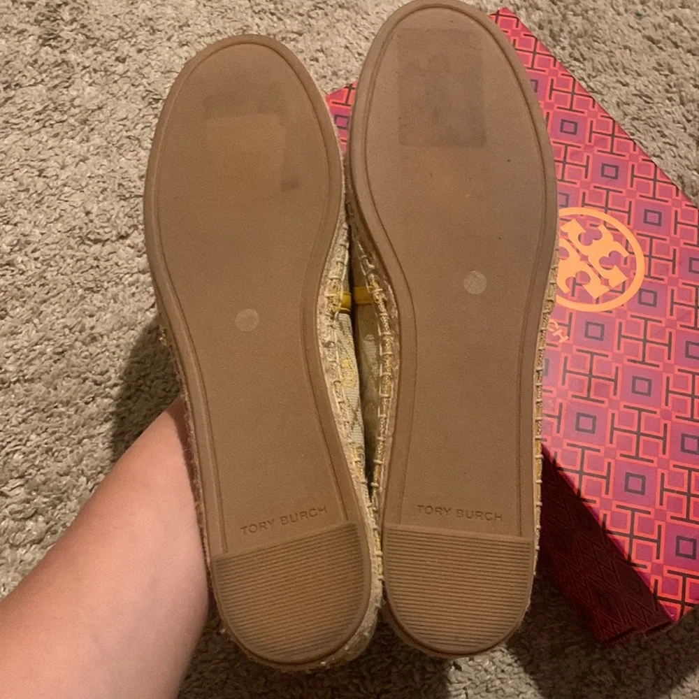 Tory Burch features size